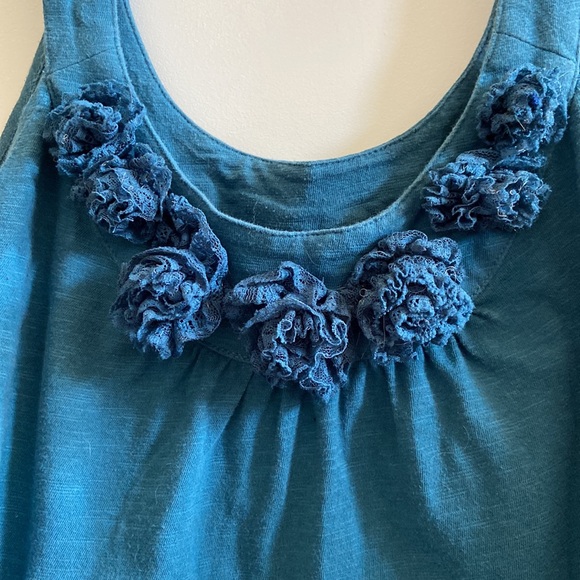 Cute teal coloured rose design top in size M - Picture 2 of 14